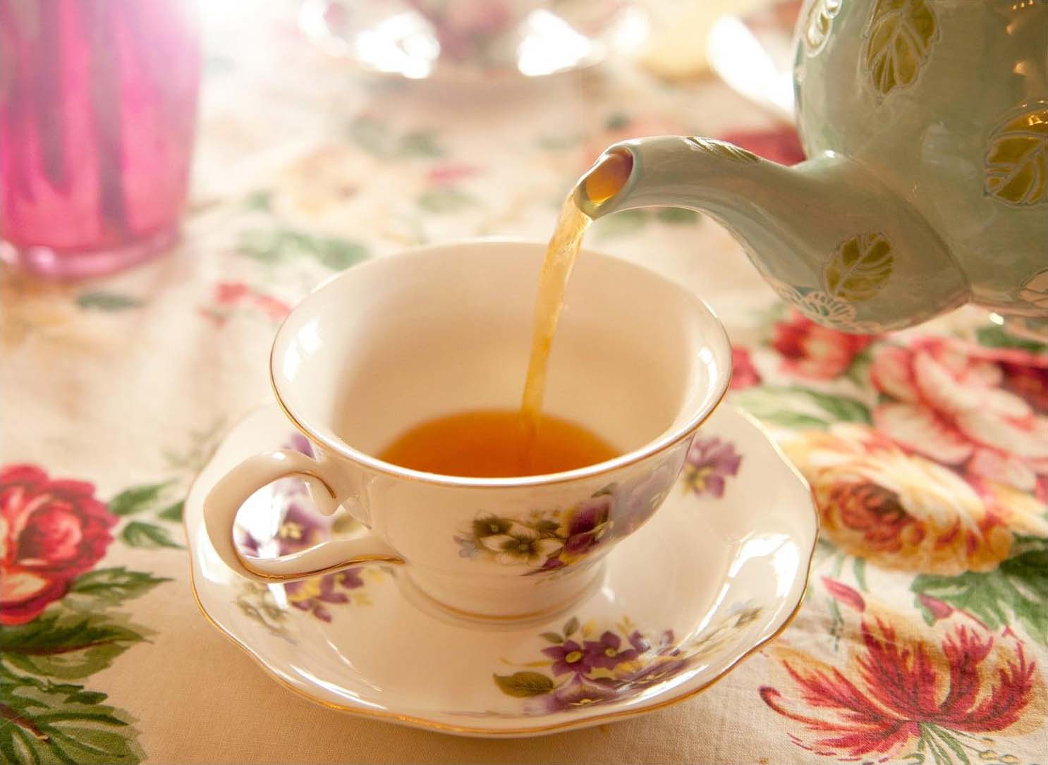 tea pouring into tea cup